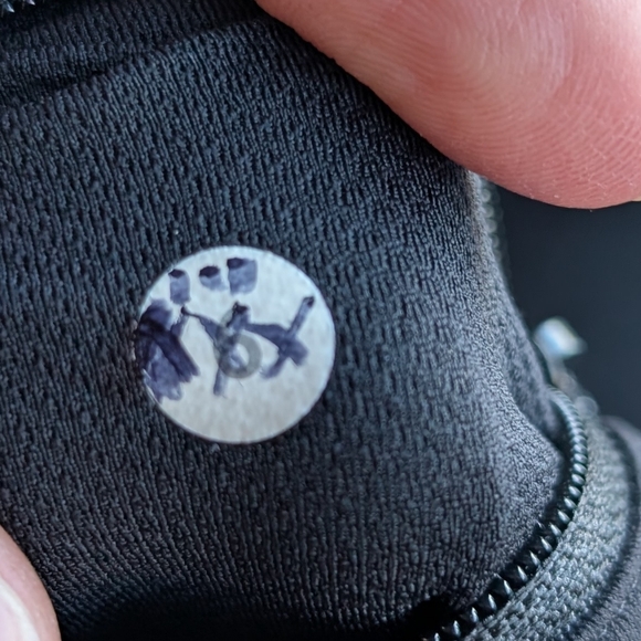 Lululemon Run A Marathon Crop II in Pretty Palm Black Angel Wing / Black - Picture 12 of 12